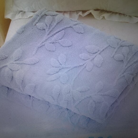 Soft plush throw blanket cover for bed, sofa couch contemporary solid color NWT - Picture 2 of 5